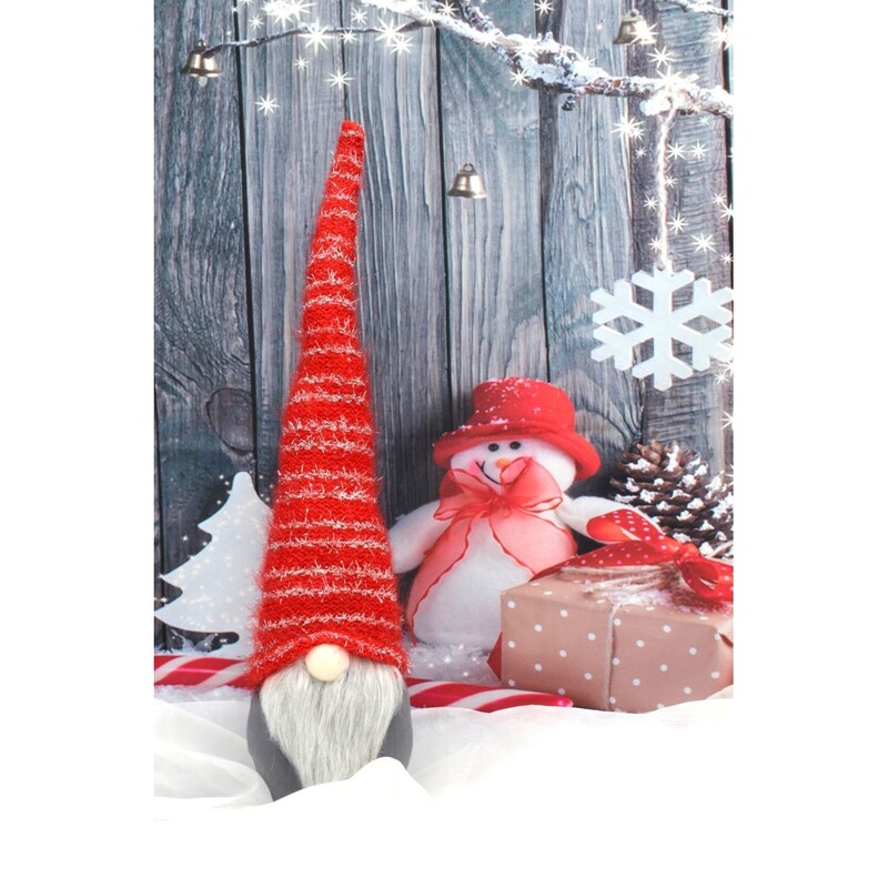 Elfs ar garu sarkanu cepuri un spīdīgu degunu