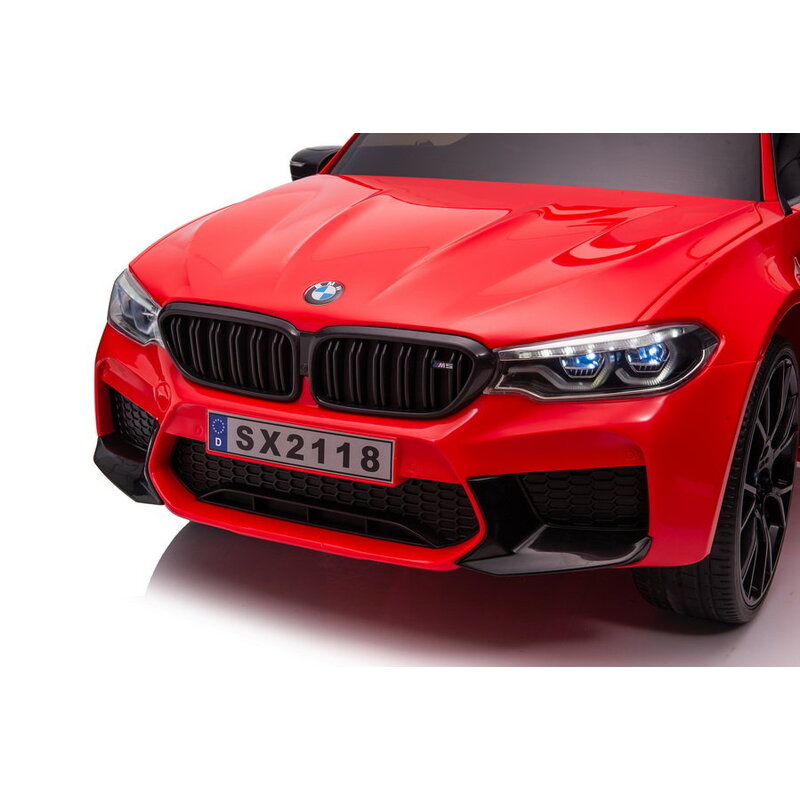 BMW M5 elektromobilis ar papildu platformu, lakots sarkanā krāsā
